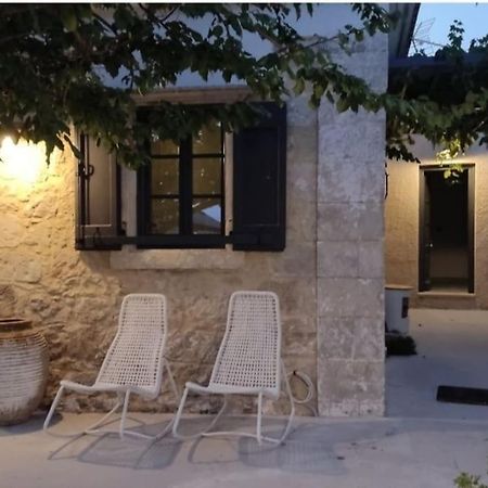 Villa Aiolia Kondoyenádha エクステリア 写真