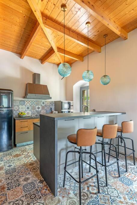 Villa Aiolia Kondoyenádha エクステリア 写真
