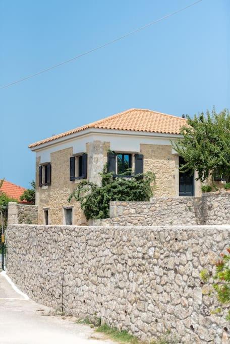 Villa Aiolia Kondoyenádha エクステリア 写真