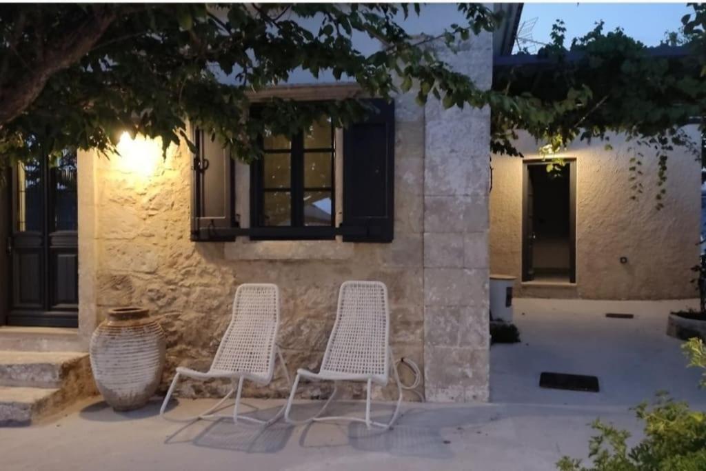 Villa Aiolia Kondoyenádha エクステリア 写真