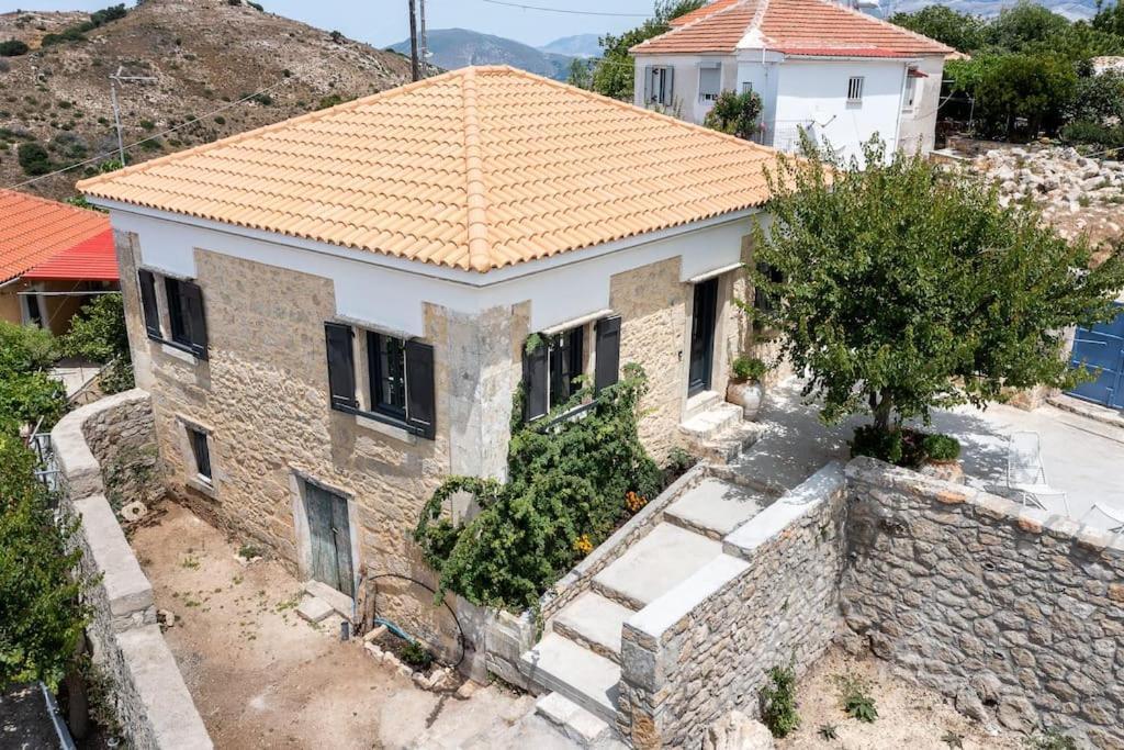 Villa Aiolia Kondoyenádha エクステリア 写真