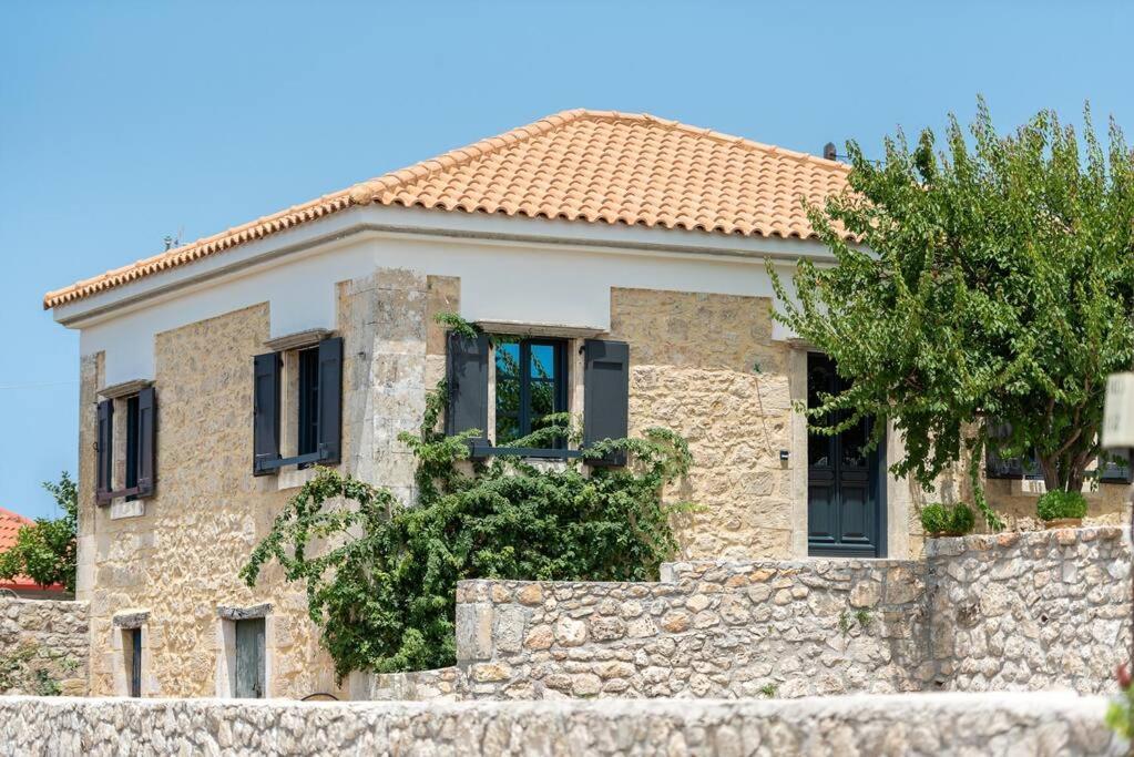 Villa Aiolia Kondoyenádha エクステリア 写真