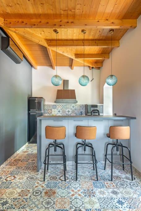 Villa Aiolia Kondoyenádha エクステリア 写真