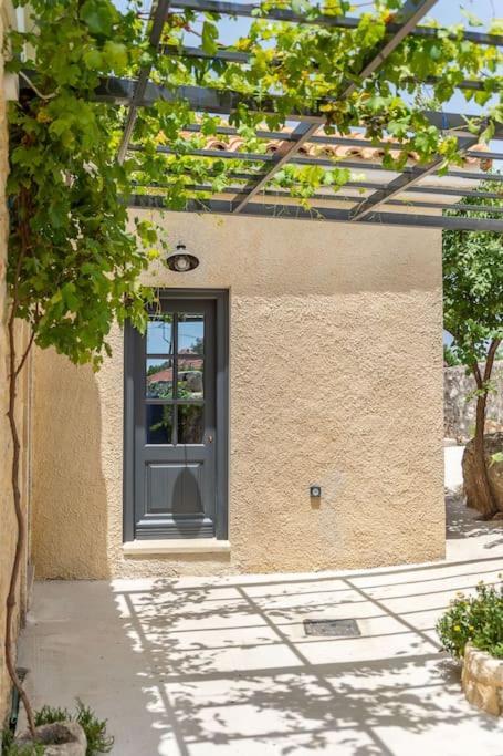 Villa Aiolia Kondoyenádha エクステリア 写真