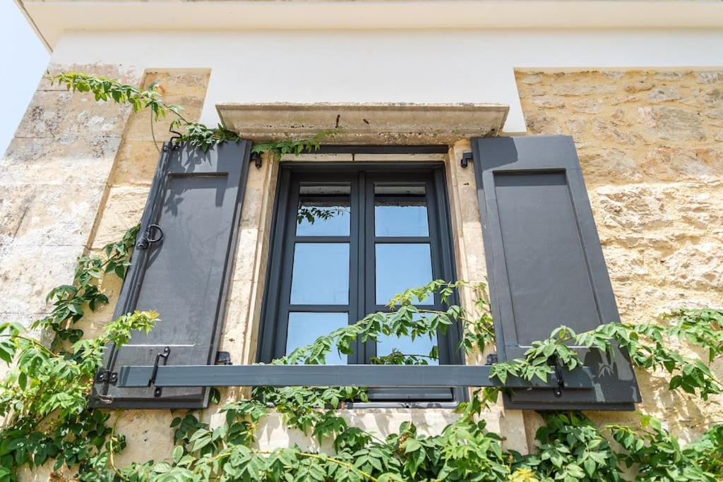 Villa Aiolia Kondoyenádha エクステリア 写真