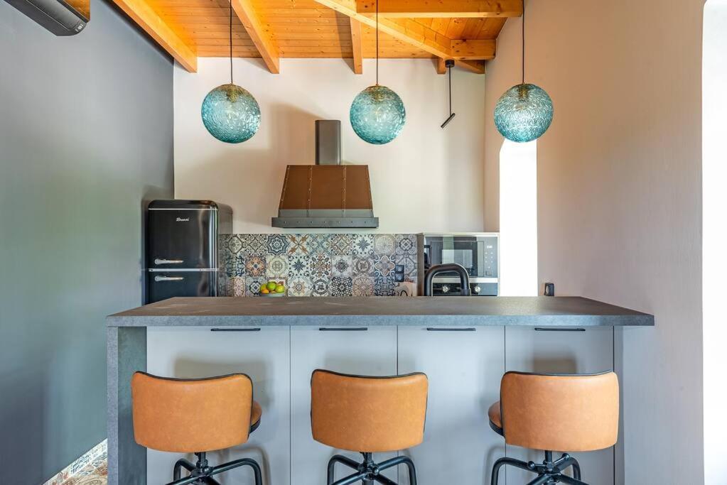 Villa Aiolia Kondoyenádha エクステリア 写真