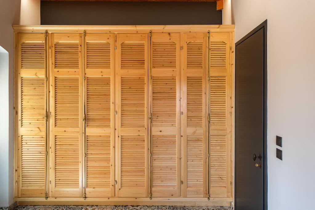 Villa Aiolia Kondoyenádha エクステリア 写真